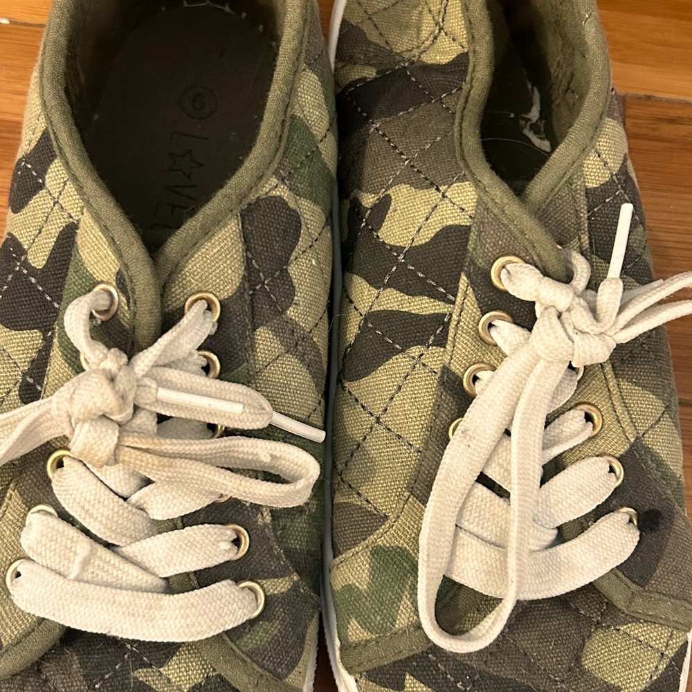 Girls camo tennis shoe